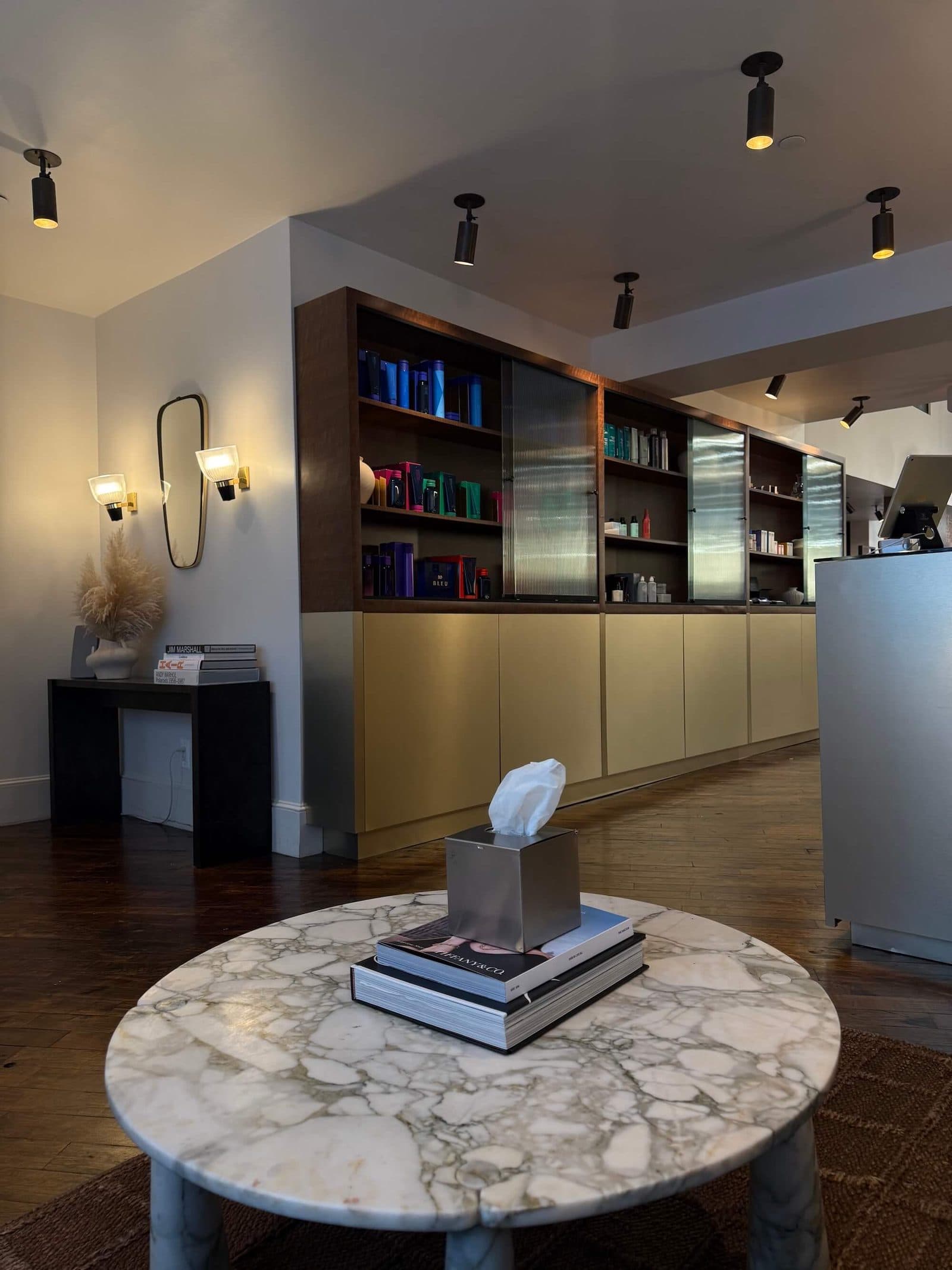Bond salon — 1