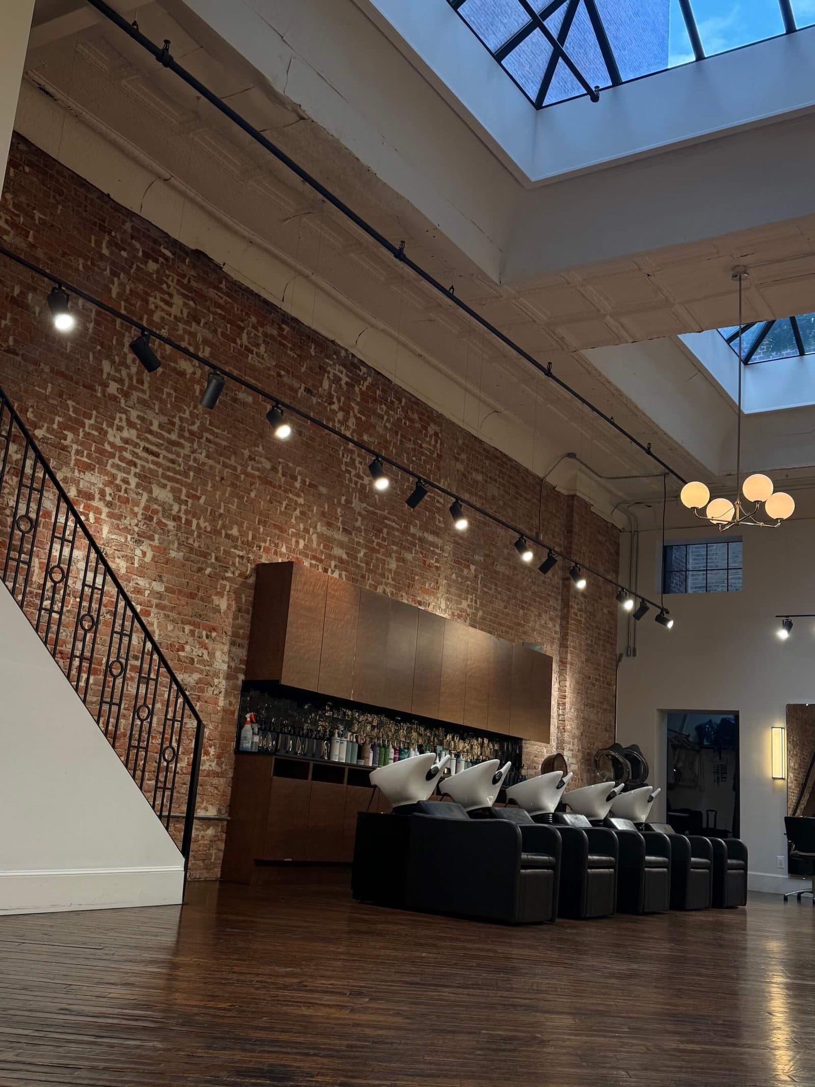 Bond salon — 2