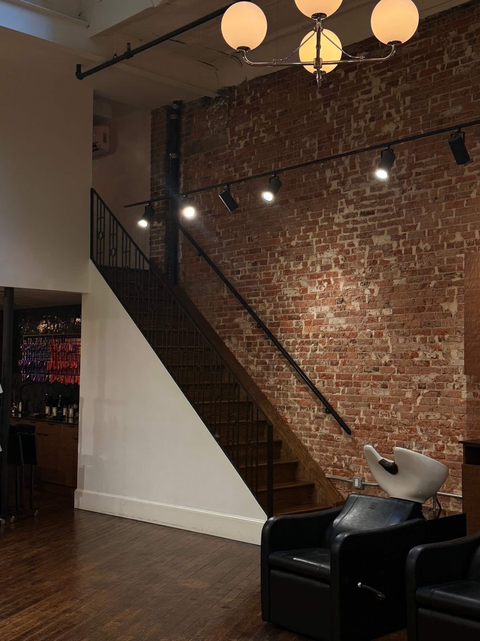 Bond salon — 3
